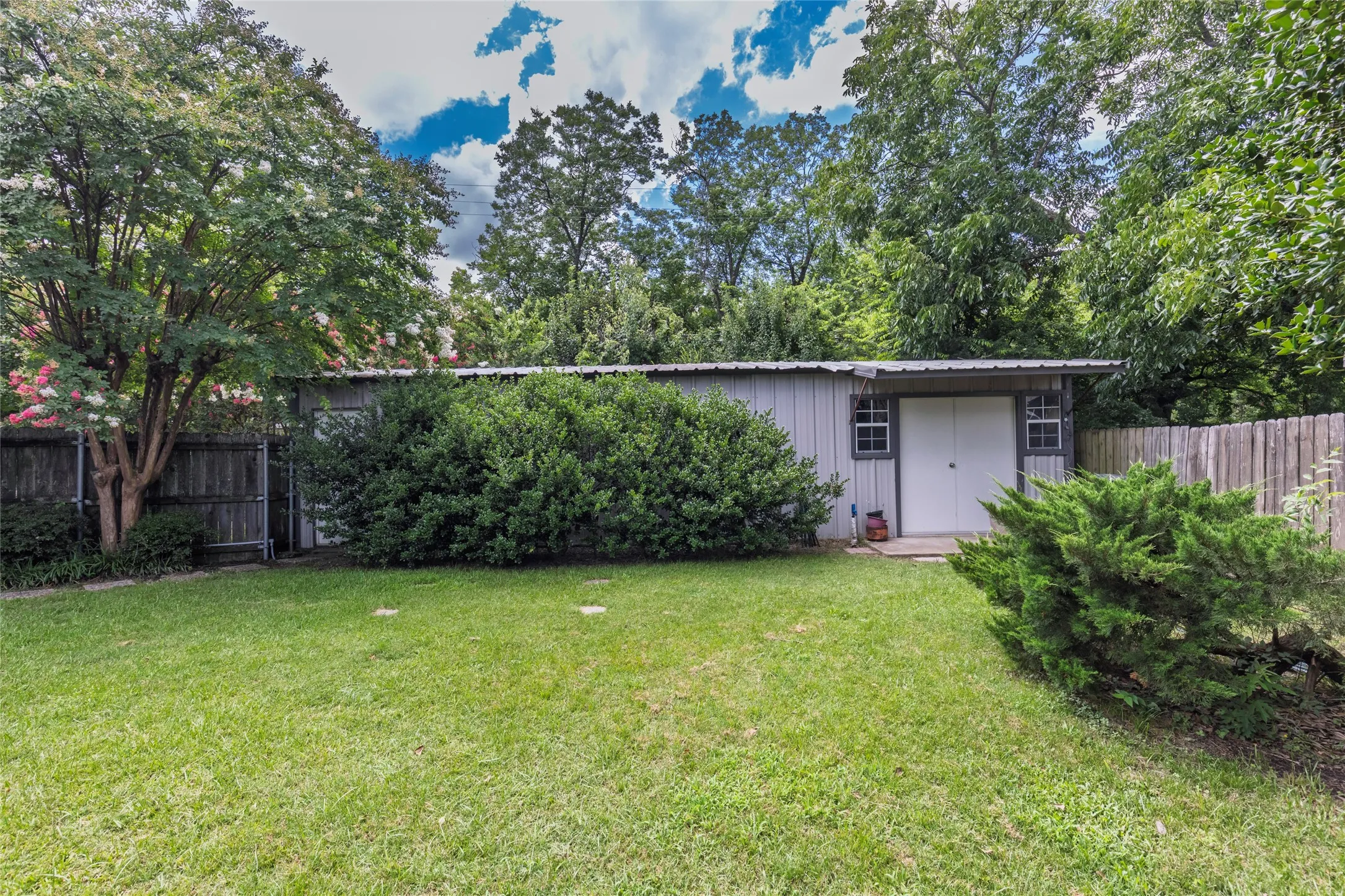 Single Family Residence For Sale in Hunt County , 1302 Culver Street, Commerce, Texas 75428, 3 Bedroom, 3 Bathroom, 2 Garage spaces, 2,950 Sqft, built in 1952, mls#20984899, Real Estate Agent in Commerce, Homes For Sale in Hunt county, Homes For Sale in Commerce, Realtor in Commerce Texas, Real Estate Brokerage Independent Realty Texas, Luminita Cordes Realtor