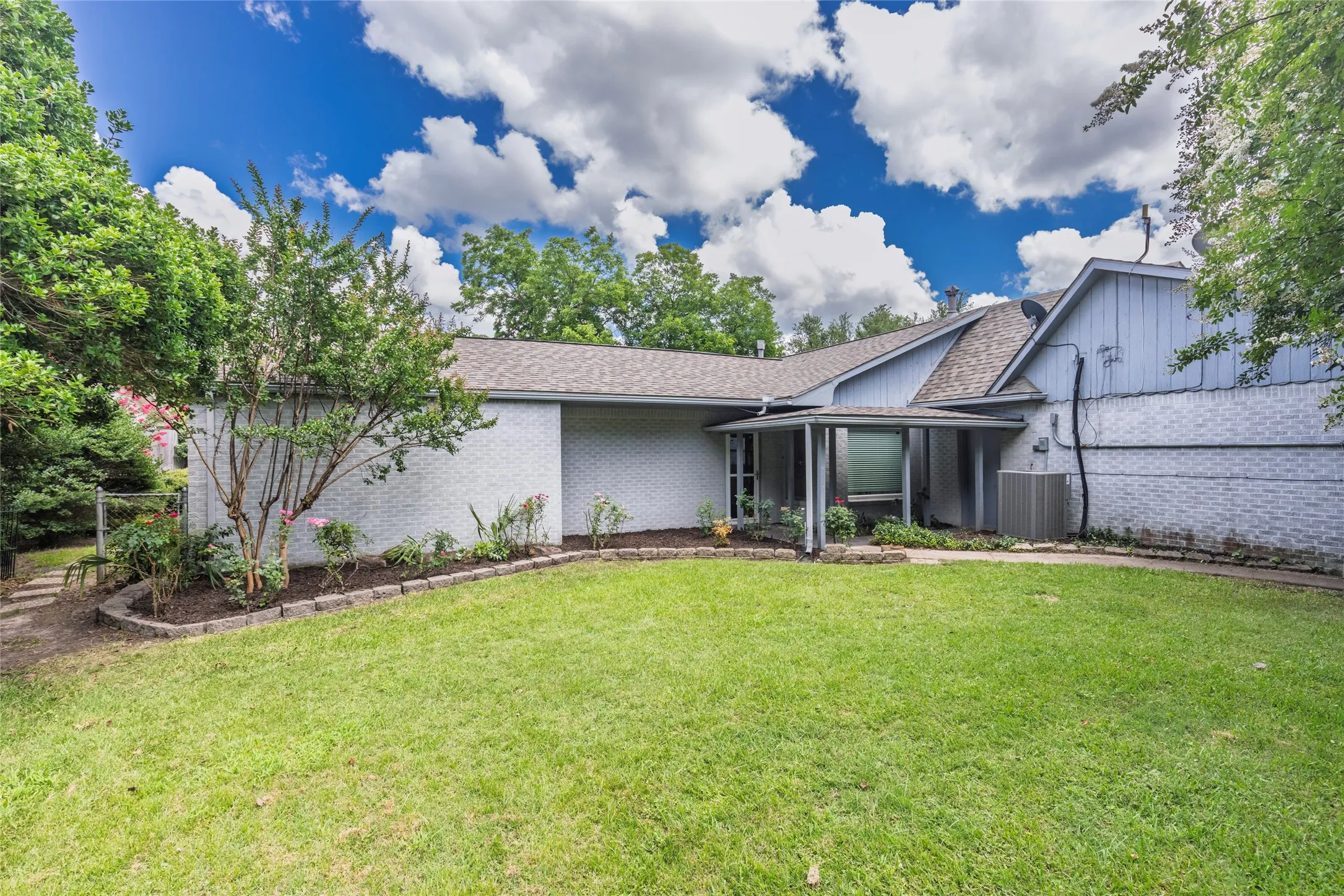 Single Family Residence For Sale in Hunt County , 1302 Culver Street, Commerce, Texas 75428, 3 Bedroom, 3 Bathroom, 2 Garage spaces, 2,950 Sqft, built in 1952, mls#20984899, Real Estate Agent in Commerce, Homes For Sale in Hunt county, Homes For Sale in Commerce, Realtor in Commerce Texas, Real Estate Brokerage Independent Realty Texas, Luminita Cordes Realtor