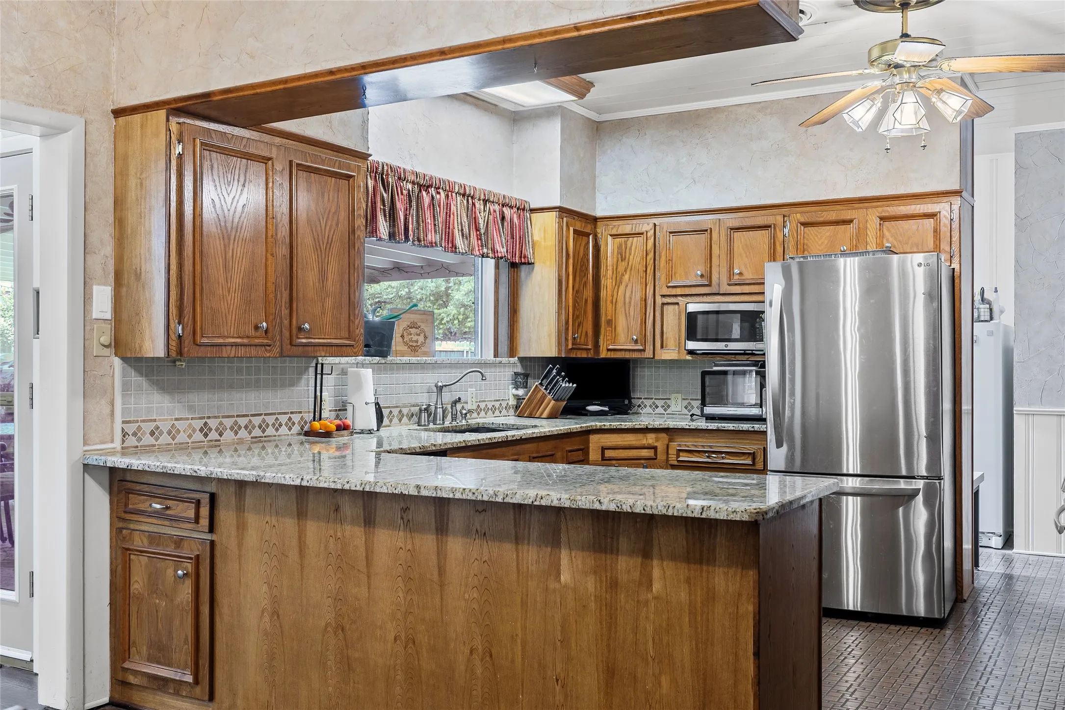 Single Family Residence For Sale in Hunt County , 1302 Culver Street, Commerce, Texas 75428, 3 Bedroom, 3 Bathroom, 2 Garage spaces, 2,950 Sqft, built in 1952, mls#20984899, Real Estate Agent in Commerce, Homes For Sale in Hunt county, Homes For Sale in Commerce, Realtor in Commerce Texas, Real Estate Brokerage Independent Realty Texas, Luminita Cordes Realtor
