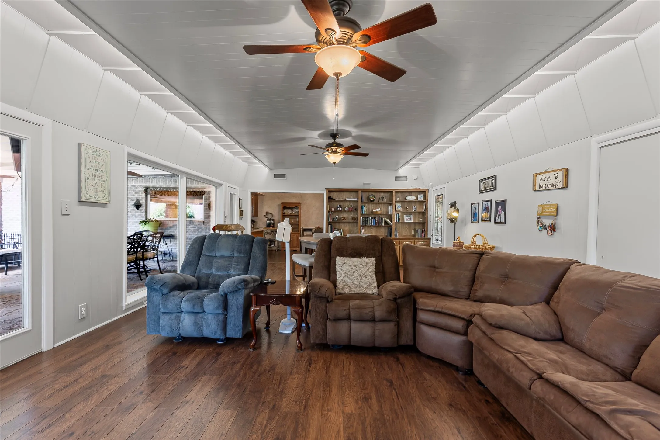 Single Family Residence For Sale in Hunt County , 1302 Culver Street, Commerce, Texas 75428, 3 Bedroom, 3 Bathroom, 2 Garage spaces, 2,950 Sqft, built in 1952, mls#20984899, Real Estate Agent in Commerce, Homes For Sale in Hunt county, Homes For Sale in Commerce, Realtor in Commerce Texas, Real Estate Brokerage Independent Realty Texas, Luminita Cordes Realtor