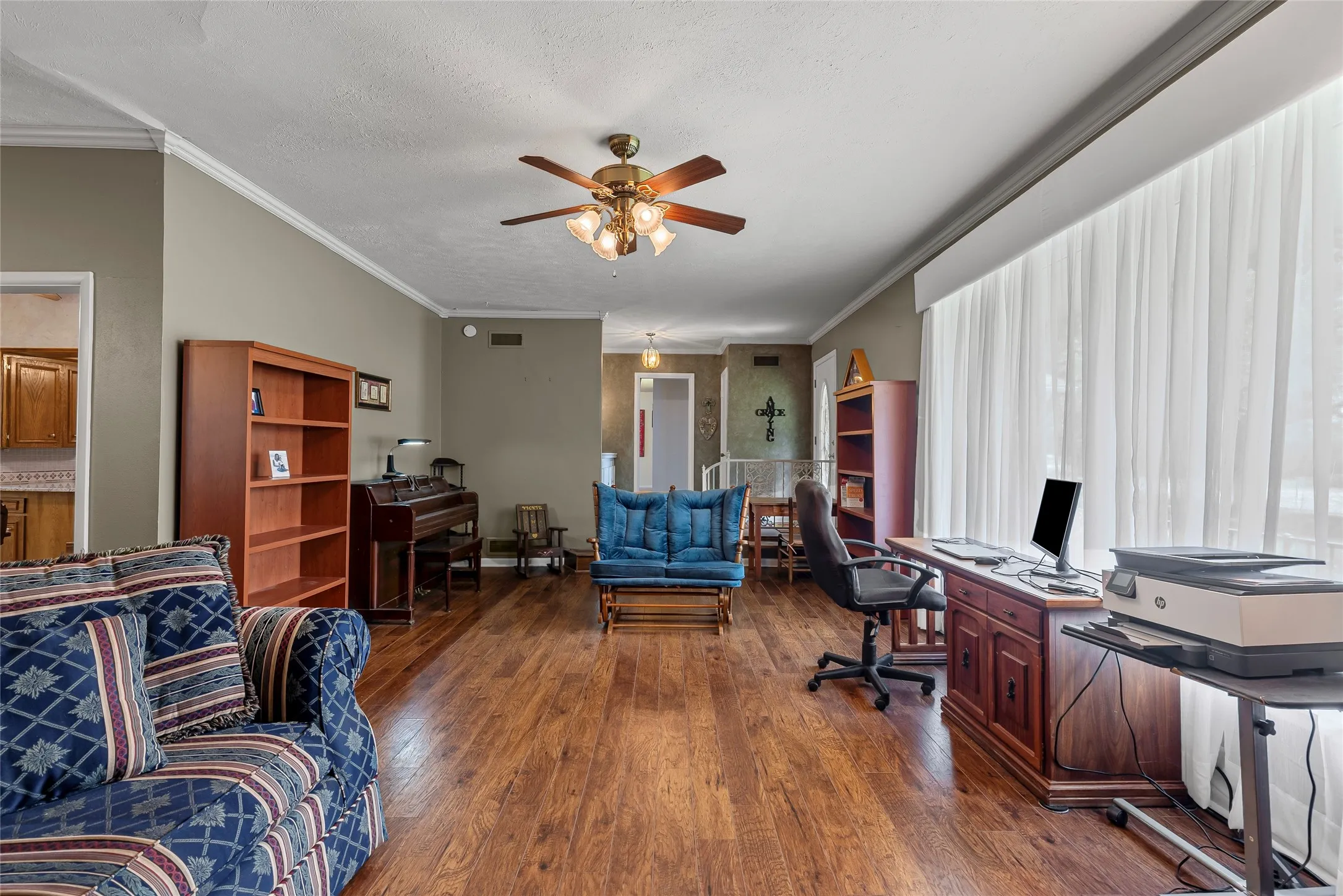 Single Family Residence For Sale in Hunt County , 1302 Culver Street, Commerce, Texas 75428, 3 Bedroom, 3 Bathroom, 2 Garage spaces, 2,950 Sqft, built in 1952, mls#20984899, Real Estate Agent in Commerce, Homes For Sale in Hunt county, Homes For Sale in Commerce, Realtor in Commerce Texas, Real Estate Brokerage Independent Realty Texas, Luminita Cordes Realtor