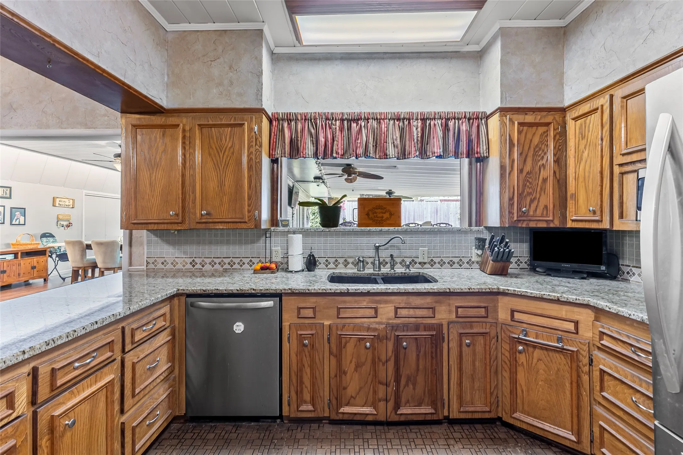 Single Family Residence For Sale in Hunt County , 1302 Culver Street, Commerce, Texas 75428, 3 Bedroom, 3 Bathroom, 2 Garage spaces, 2,950 Sqft, built in 1952, mls#20984899, Real Estate Agent in Commerce, Homes For Sale in Hunt county, Homes For Sale in Commerce, Realtor in Commerce Texas, Real Estate Brokerage Independent Realty Texas, Luminita Cordes Realtor