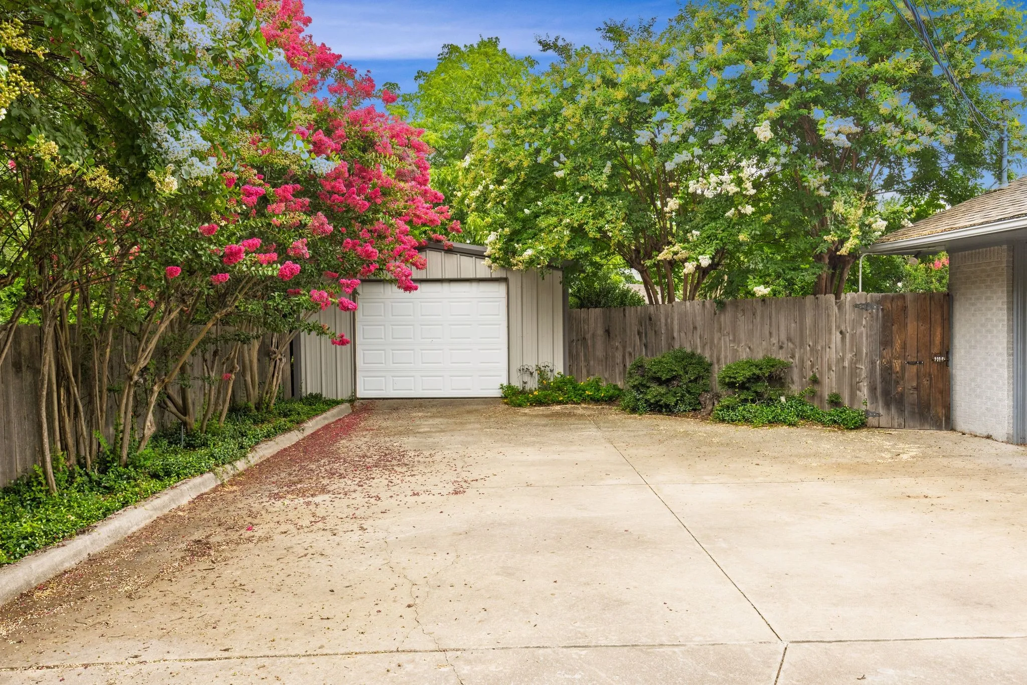 Single Family Residence For Sale in Hunt County , 1302 Culver Street, Commerce, Texas 75428, 3 Bedroom, 3 Bathroom, 2 Garage spaces, 2,950 Sqft, built in 1952, mls#20984899, Real Estate Agent in Commerce, Homes For Sale in Hunt county, Homes For Sale in Commerce, Realtor in Commerce Texas, Real Estate Brokerage Independent Realty Texas, Luminita Cordes Realtor