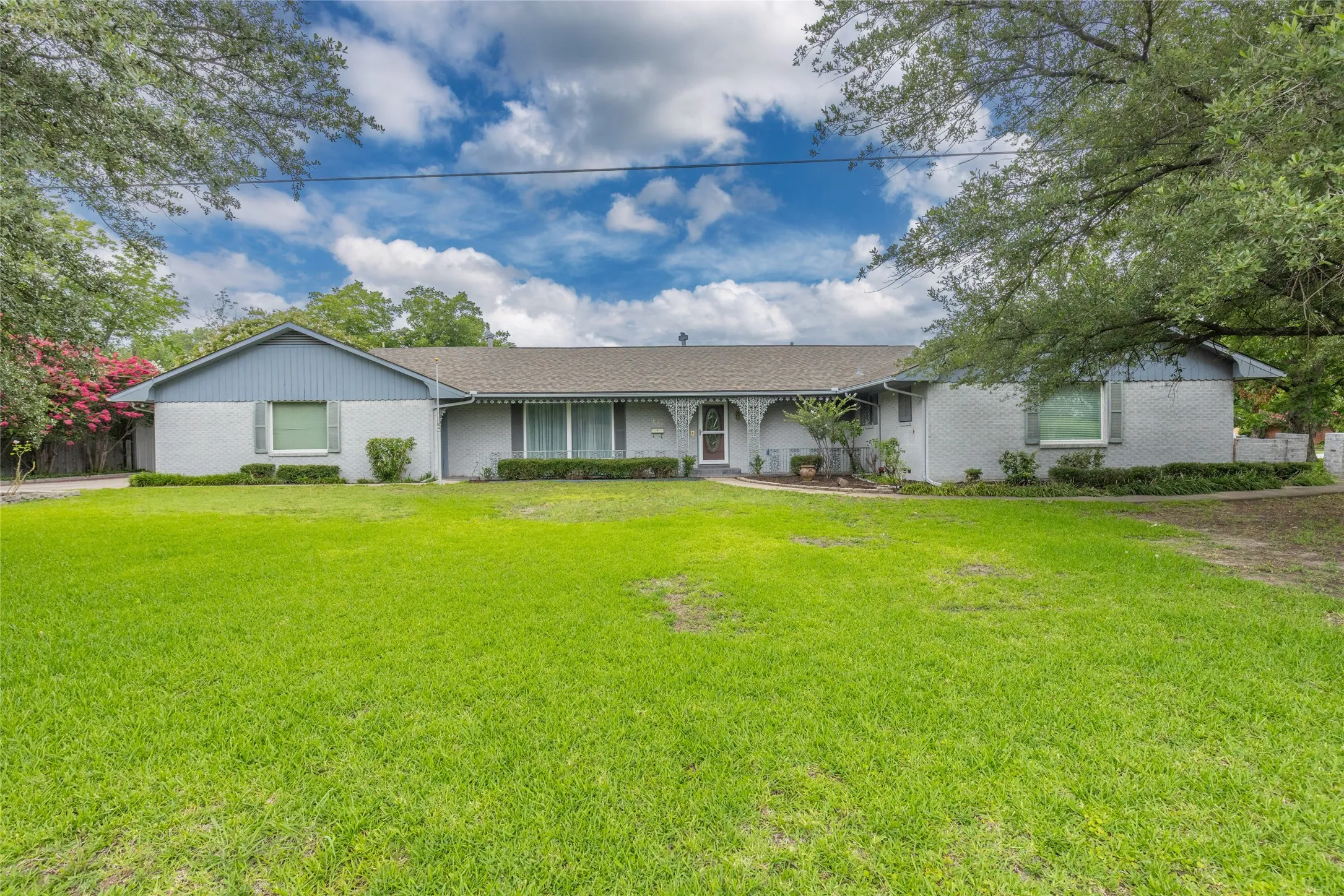 Single Family Residence For Sale in Hunt County , 1302 Culver Street, Commerce, Texas 75428, 3 Bedroom, 3 Bathroom, 2 Garage spaces, 2,950 Sqft, built in 1952, mls#20984899, Real Estate Agent in Commerce, Homes For Sale in Hunt county, Homes For Sale in Commerce, Realtor in Commerce Texas, Real Estate Brokerage Independent Realty Texas, Luminita Cordes Realtor