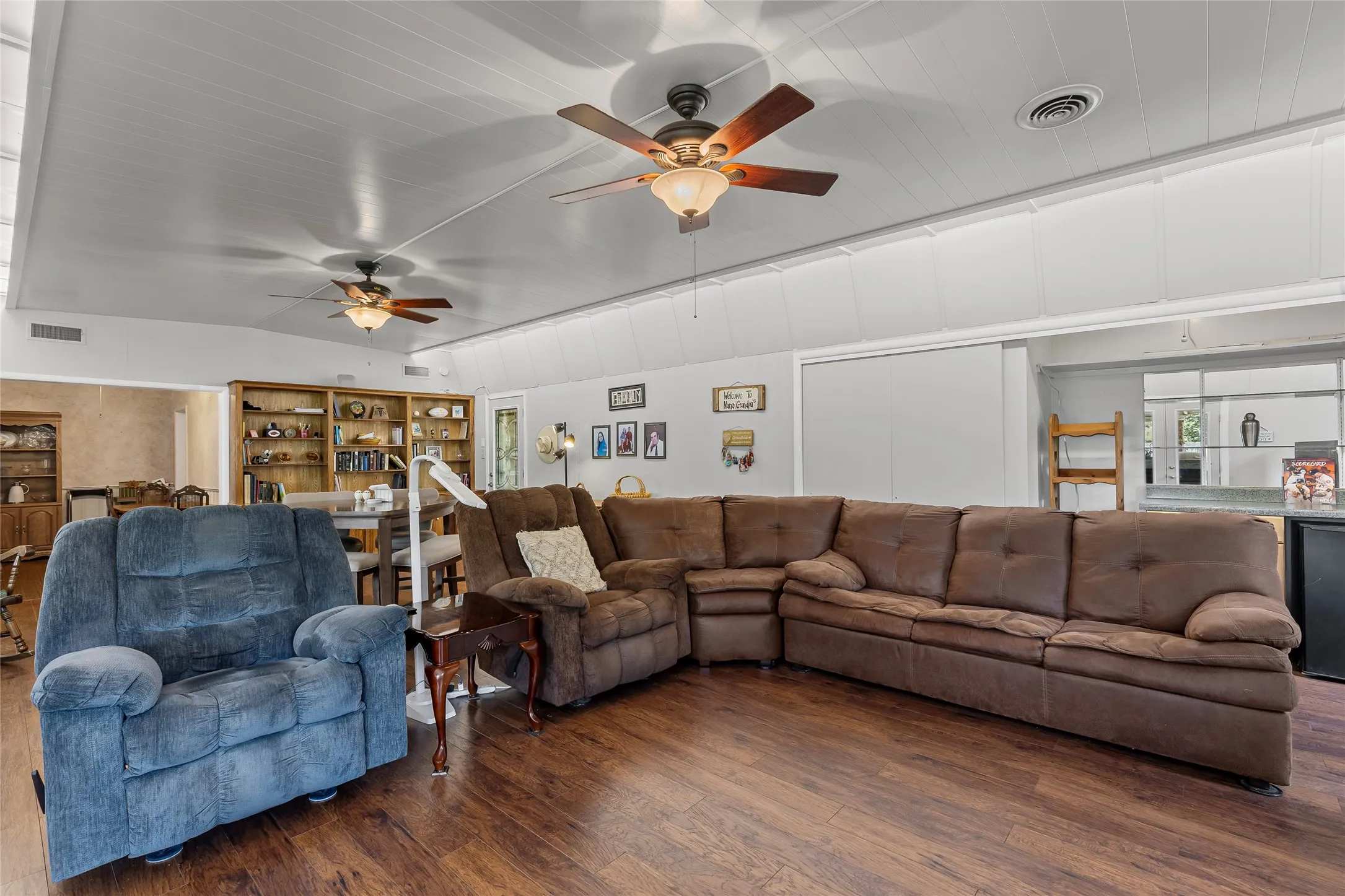 Single Family Residence For Sale in Hunt County , 1302 Culver Street, Commerce, Texas 75428, 3 Bedroom, 3 Bathroom, 2 Garage spaces, 2,950 Sqft, built in 1952, mls#20984899, Real Estate Agent in Commerce, Homes For Sale in Hunt county, Homes For Sale in Commerce, Realtor in Commerce Texas, Real Estate Brokerage Independent Realty Texas, Luminita Cordes Realtor