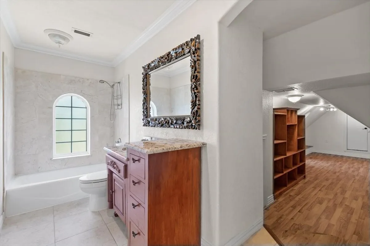 Single Family Residence For Sale in Tarrant County , 8945 Waterchase Circle, Fort Worth, Texas 76120, 5 Bedroom, 5 Bathroom, 3 Garage spaces, 5,125 Sqft, built in 2004, Price $1,130,000, mls#20986437, Real Estate Agent in Fort Worth, Homes For Sale in Tarrant county, Homes For Sale in Fort Worth, Realtor in Fort Worth Texas, Real Estate Brokerage Independent Realty Texas, Luminita Cordes Realtor