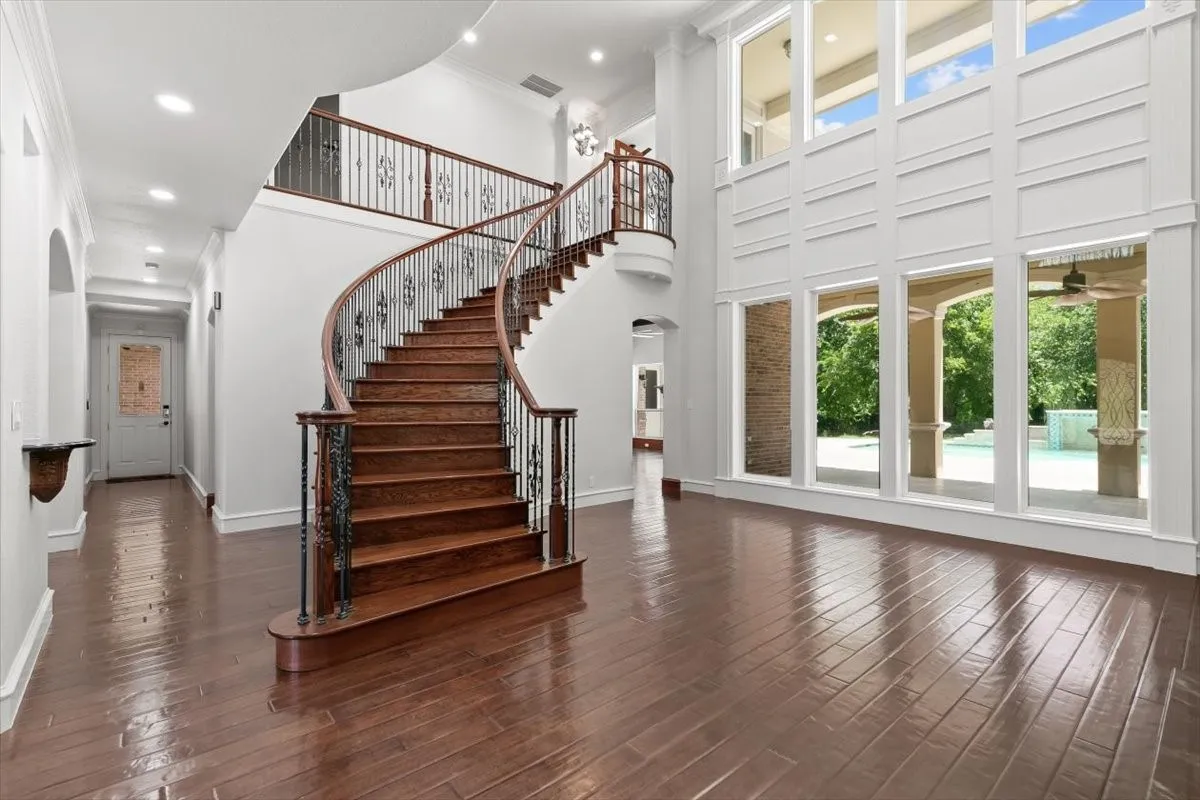 Single Family Residence For Sale in Tarrant County , 8945 Waterchase Circle, Fort Worth, Texas 76120, 5 Bedroom, 5 Bathroom, 3 Garage spaces, 5,125 Sqft, built in 2004, Price $1,130,000, mls#20986437, Real Estate Agent in Fort Worth, Homes For Sale in Tarrant county, Homes For Sale in Fort Worth, Realtor in Fort Worth Texas, Real Estate Brokerage Independent Realty Texas, Luminita Cordes Realtor