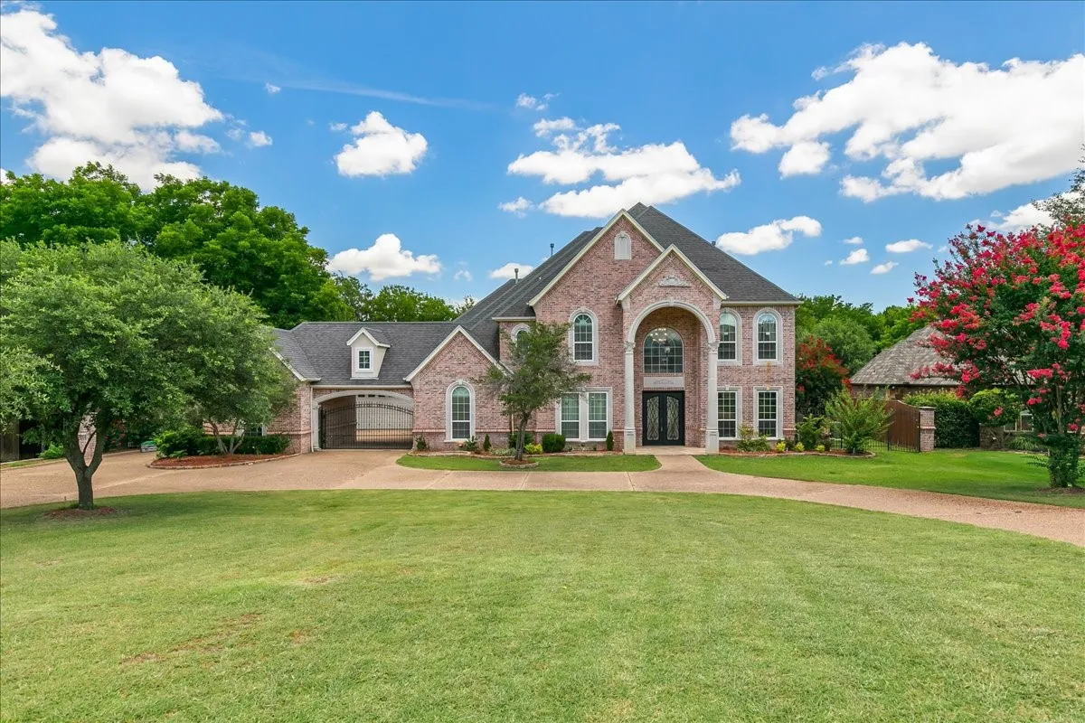 Single Family Residence For Sale in Tarrant County , 8945 Waterchase Circle, Fort Worth, Texas 76120, 5 Bedroom, 5 Bathroom, 3 Garage spaces, 5,125 Sqft, built in 2004, Price $1,130,000, mls#20986437, Real Estate Agent in Fort Worth, Homes For Sale in Tarrant county, Homes For Sale in Fort Worth, Realtor in Fort Worth Texas, Real Estate Brokerage Independent Realty Texas, Luminita Cordes Realtor