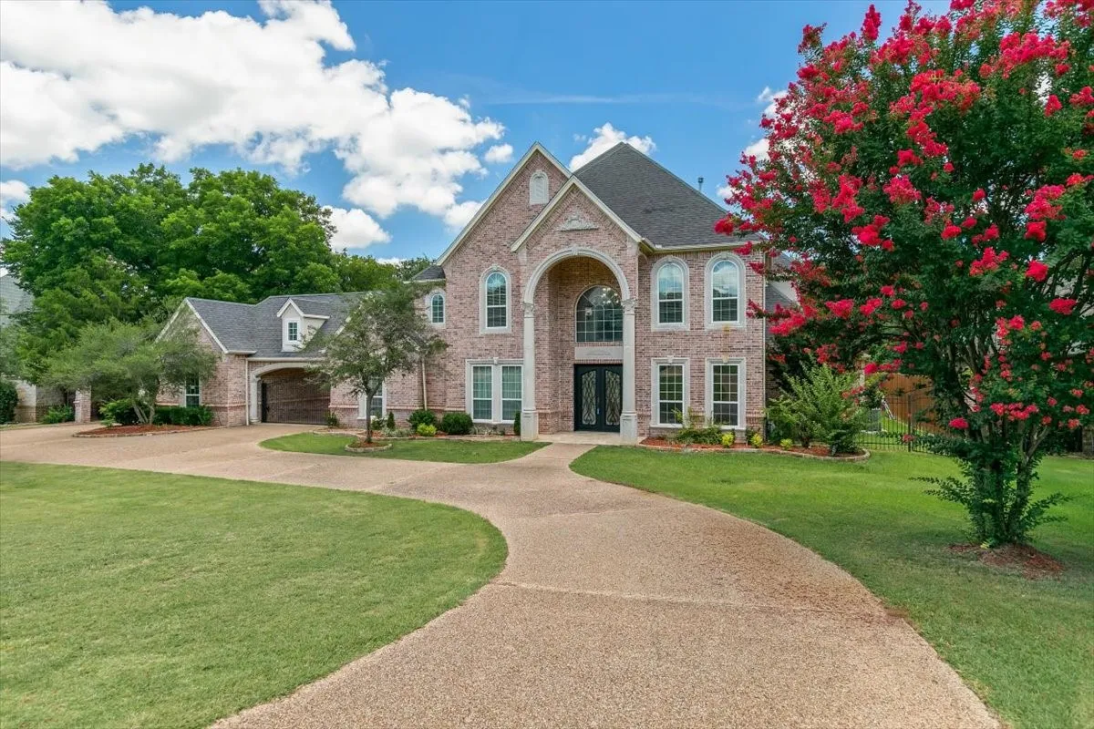 Single Family Residence For Sale in Tarrant County , 8945 Waterchase Circle, Fort Worth, Texas 76120, 5 Bedroom, 5 Bathroom, 3 Garage spaces, 5,125 Sqft, built in 2004, Price $1,130,000, mls#20986437, Real Estate Agent in Fort Worth, Homes For Sale in Tarrant county, Homes For Sale in Fort Worth, Realtor in Fort Worth Texas, Real Estate Brokerage Independent Realty Texas, Luminita Cordes Realtor