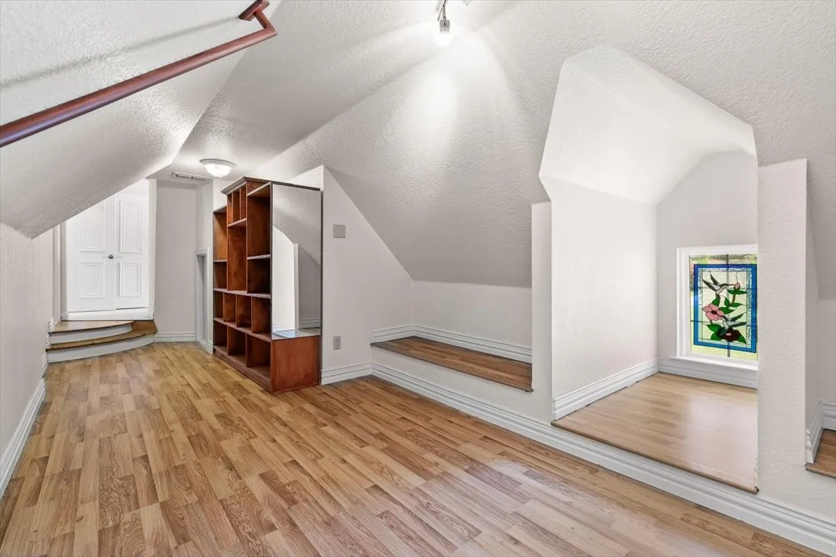 Single Family Residence For Sale in Tarrant County , 8945 Waterchase Circle, Fort Worth, Texas 76120, 5 Bedroom, 5 Bathroom, 3 Garage spaces, 5,125 Sqft, built in 2004, Price $1,130,000, mls#20986437, Real Estate Agent in Fort Worth, Homes For Sale in Tarrant county, Homes For Sale in Fort Worth, Realtor in Fort Worth Texas, Real Estate Brokerage Independent Realty Texas, Luminita Cordes Realtor