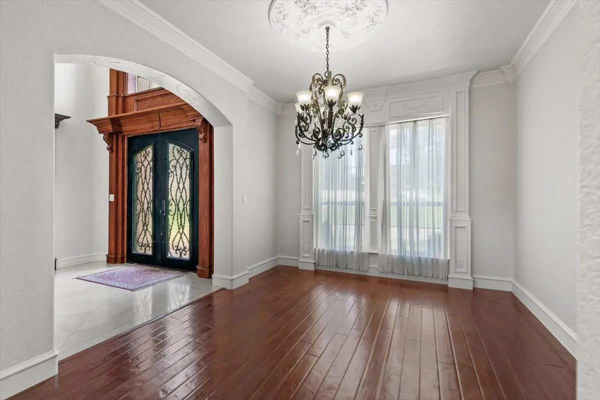 Single Family Residence For Sale in Tarrant County , 8945 Waterchase Circle, Fort Worth, Texas 76120, 5 Bedroom, 5 Bathroom, 3 Garage spaces, 5,125 Sqft, built in 2004, Price $1,130,000, mls#20986437, Real Estate Agent in Fort Worth, Homes For Sale in Tarrant county, Homes For Sale in Fort Worth, Realtor in Fort Worth Texas, Real Estate Brokerage Independent Realty Texas, Luminita Cordes Realtor