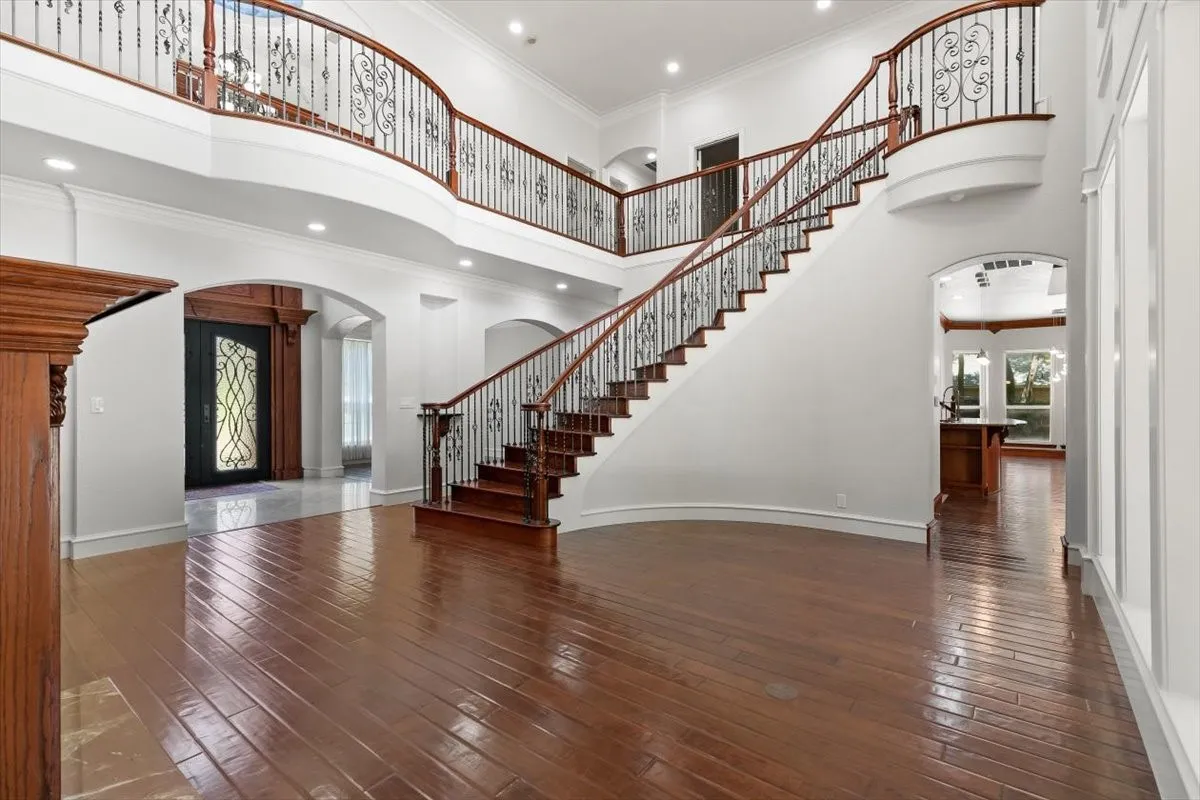 Single Family Residence For Sale in Tarrant County , 8945 Waterchase Circle, Fort Worth, Texas 76120, 5 Bedroom, 5 Bathroom, 3 Garage spaces, 5,125 Sqft, built in 2004, Price $1,130,000, mls#20986437, Real Estate Agent in Fort Worth, Homes For Sale in Tarrant county, Homes For Sale in Fort Worth, Realtor in Fort Worth Texas, Real Estate Brokerage Independent Realty Texas, Luminita Cordes Realtor
