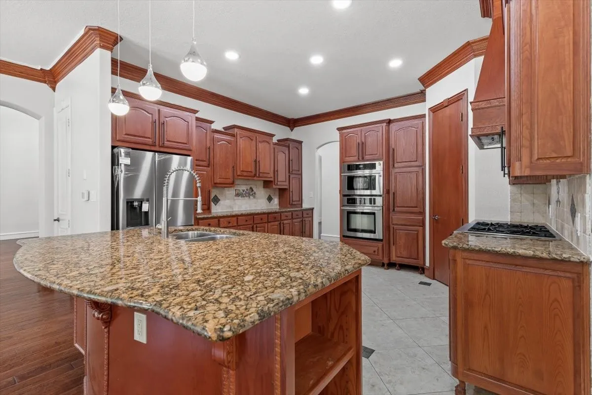 Single Family Residence For Sale in Tarrant County , 8945 Waterchase Circle, Fort Worth, Texas 76120, 5 Bedroom, 5 Bathroom, 3 Garage spaces, 5,125 Sqft, built in 2004, Price $1,130,000, mls#20986437, Real Estate Agent in Fort Worth, Homes For Sale in Tarrant county, Homes For Sale in Fort Worth, Realtor in Fort Worth Texas, Real Estate Brokerage Independent Realty Texas, Luminita Cordes Realtor