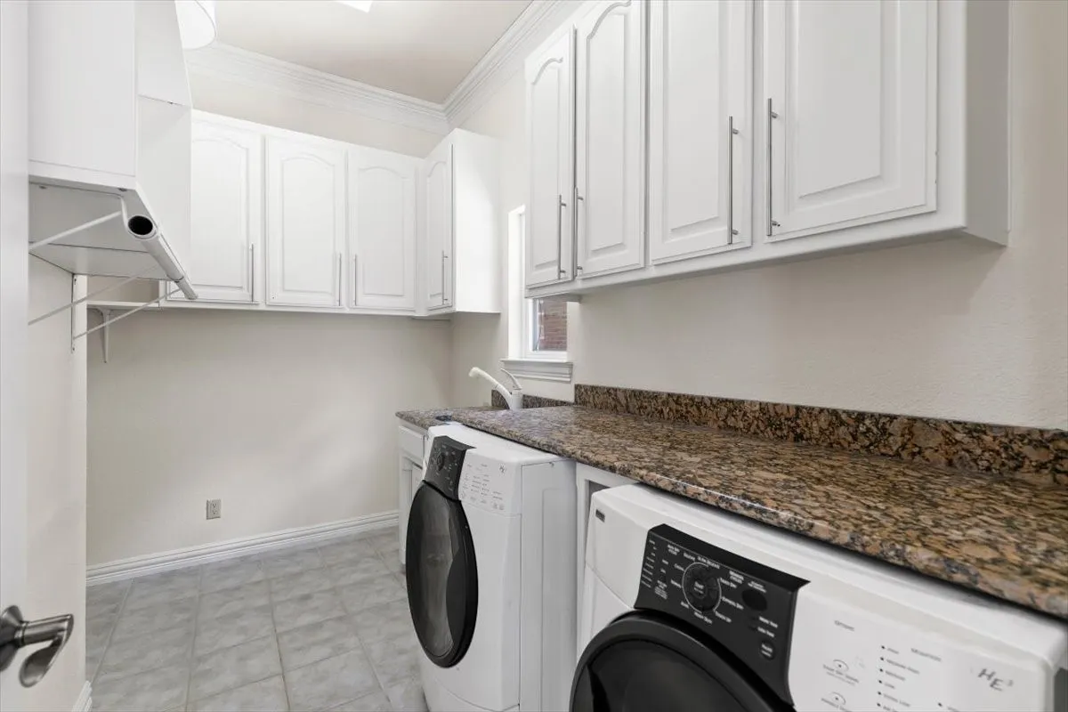 Single Family Residence For Sale in Tarrant County , 8945 Waterchase Circle, Fort Worth, Texas 76120, 5 Bedroom, 5 Bathroom, 3 Garage spaces, 5,125 Sqft, built in 2004, Price $1,130,000, mls#20986437, Real Estate Agent in Fort Worth, Homes For Sale in Tarrant county, Homes For Sale in Fort Worth, Realtor in Fort Worth Texas, Real Estate Brokerage Independent Realty Texas, Luminita Cordes Realtor