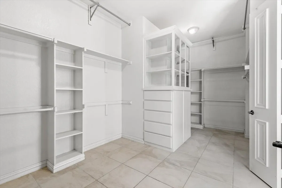Single Family Residence For Sale in Tarrant County , 8945 Waterchase Circle, Fort Worth, Texas 76120, 5 Bedroom, 5 Bathroom, 3 Garage spaces, 5,125 Sqft, built in 2004, Price $1,130,000, mls#20986437, Real Estate Agent in Fort Worth, Homes For Sale in Tarrant county, Homes For Sale in Fort Worth, Realtor in Fort Worth Texas, Real Estate Brokerage Independent Realty Texas, Luminita Cordes Realtor