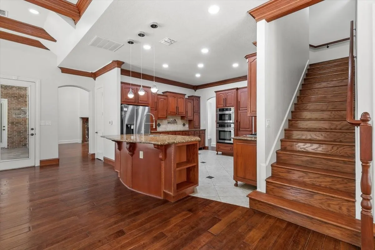 Single Family Residence For Sale in Tarrant County , 8945 Waterchase Circle, Fort Worth, Texas 76120, 5 Bedroom, 5 Bathroom, 3 Garage spaces, 5,125 Sqft, built in 2004, Price $1,130,000, mls#20986437, Real Estate Agent in Fort Worth, Homes For Sale in Tarrant county, Homes For Sale in Fort Worth, Realtor in Fort Worth Texas, Real Estate Brokerage Independent Realty Texas, Luminita Cordes Realtor