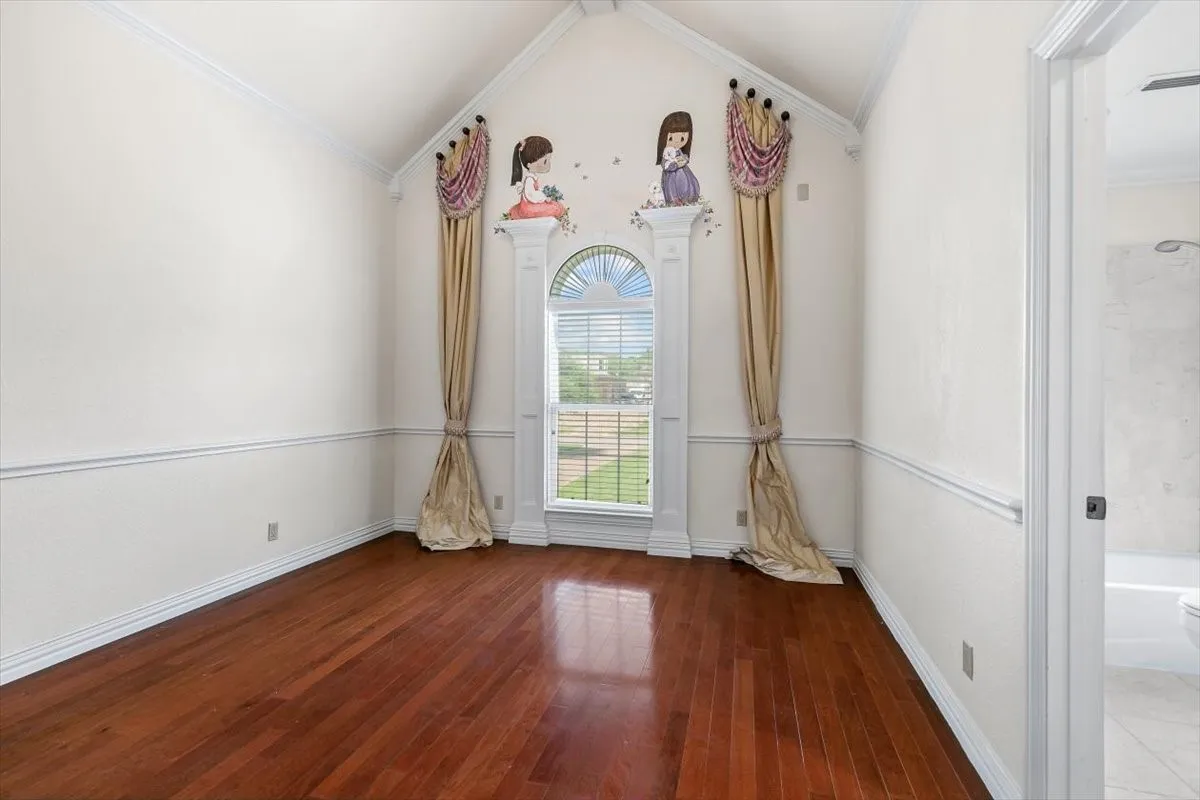 Single Family Residence For Sale in Tarrant County , 8945 Waterchase Circle, Fort Worth, Texas 76120, 5 Bedroom, 5 Bathroom, 3 Garage spaces, 5,125 Sqft, built in 2004, Price $1,130,000, mls#20986437, Real Estate Agent in Fort Worth, Homes For Sale in Tarrant county, Homes For Sale in Fort Worth, Realtor in Fort Worth Texas, Real Estate Brokerage Independent Realty Texas, Luminita Cordes Realtor