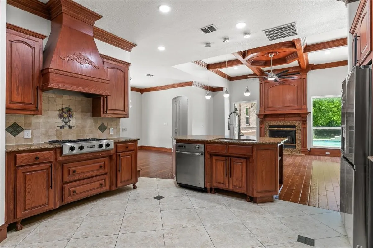 Single Family Residence For Sale in Tarrant County , 8945 Waterchase Circle, Fort Worth, Texas 76120, 5 Bedroom, 5 Bathroom, 3 Garage spaces, 5,125 Sqft, built in 2004, Price $1,130,000, mls#20986437, Real Estate Agent in Fort Worth, Homes For Sale in Tarrant county, Homes For Sale in Fort Worth, Realtor in Fort Worth Texas, Real Estate Brokerage Independent Realty Texas, Luminita Cordes Realtor