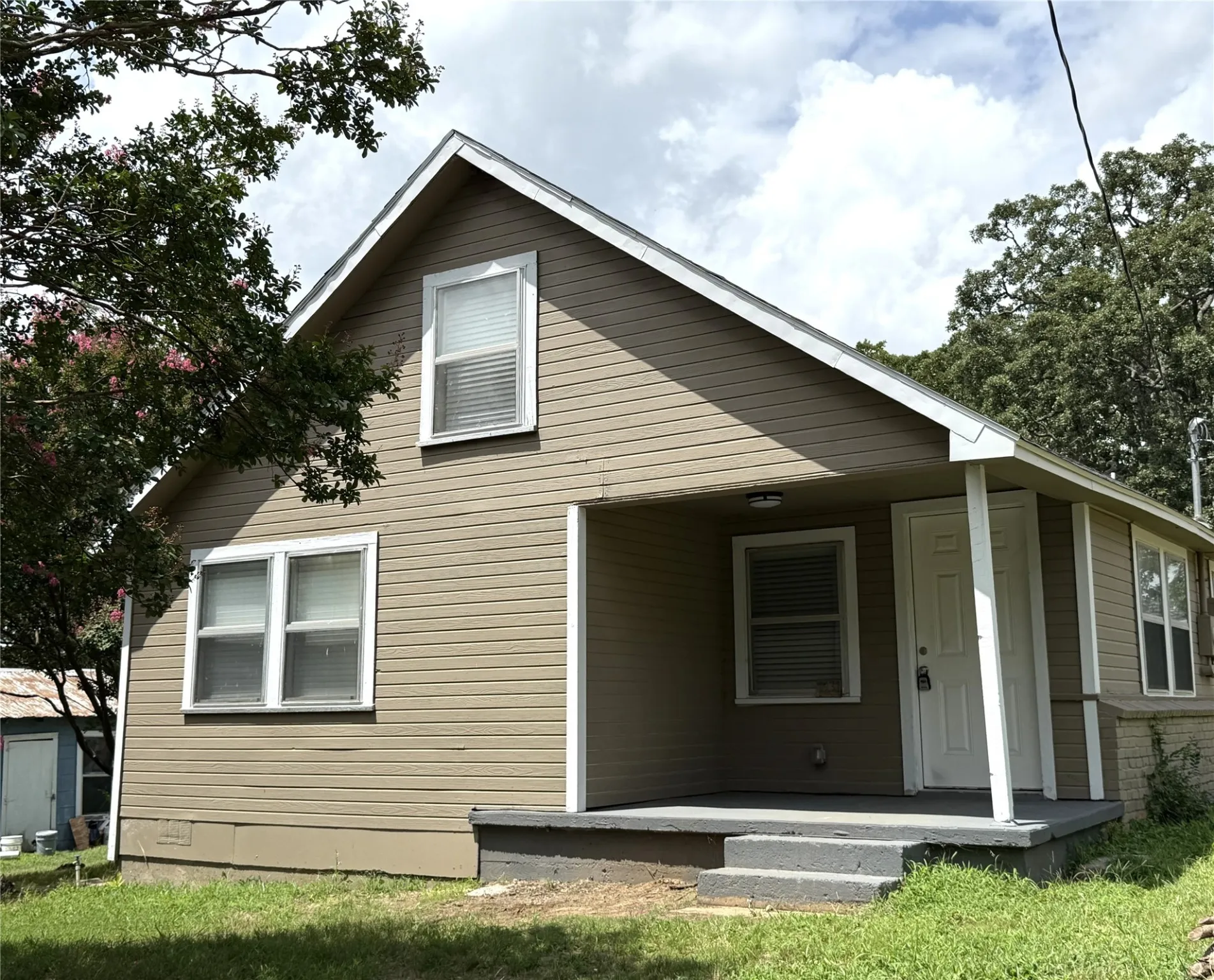 Single Family Residence For Rent in Grayson County , 1931 Avenue A, Denison, Texas 75021, 4 Bedroom, 3 Bathroom, Garage spaces, 1,450 Sqft, built in 1944, Preowned, mls#20982692, Real Estate Agent in Denison, Homes For Rent in Grayson county, Homes For Rent in Denison, Realtor in Denison Texas, Real Estate Brokerage Independent Realty Texas, Luminita Cordes Realtor