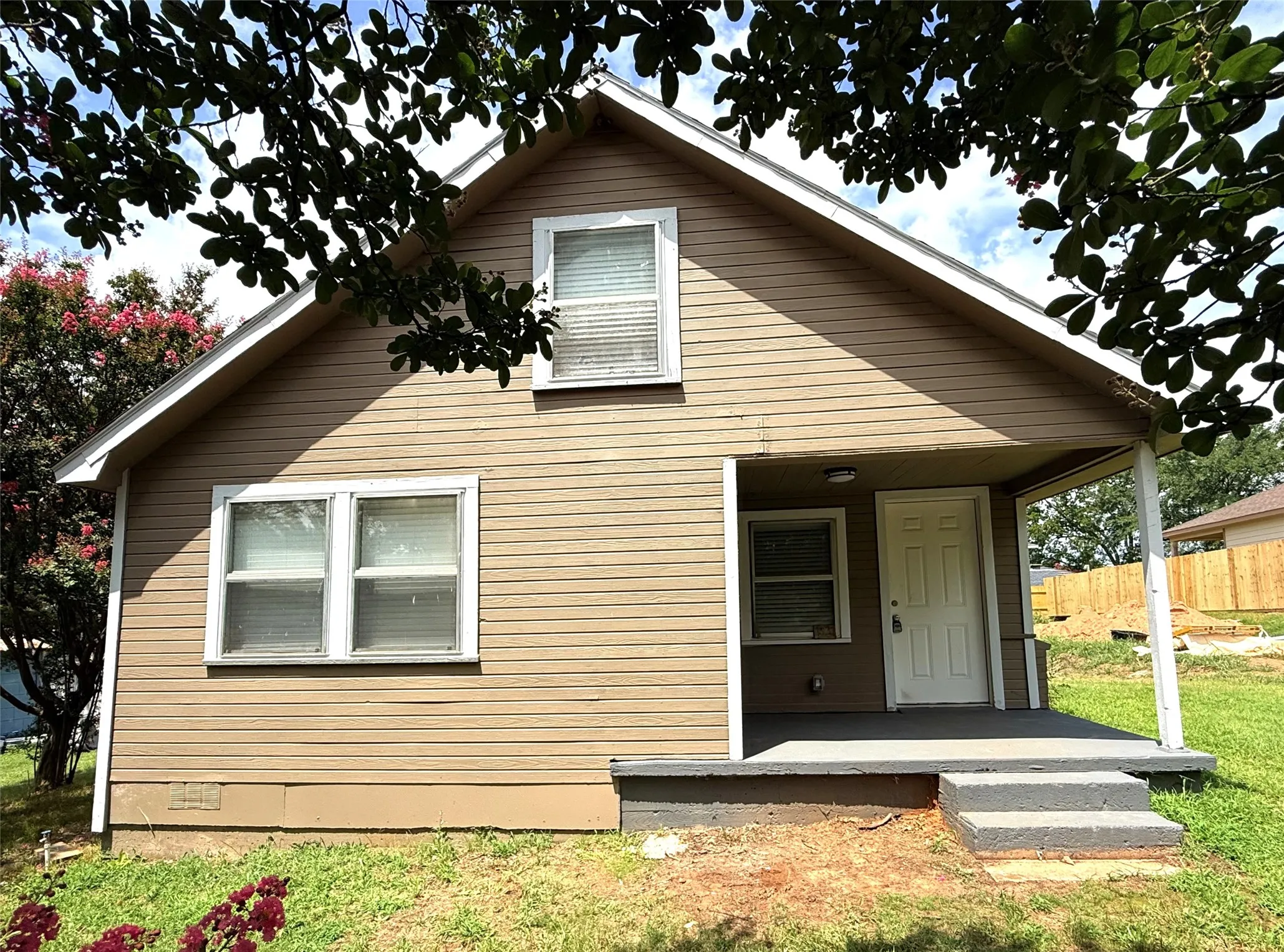 Single Family Residence For Rent in Grayson County , 1931 Avenue A, Denison, Texas 75021, 4 Bedroom, 3 Bathroom, Garage spaces, 1,450 Sqft, built in 1944, Preowned, mls#20982692, Real Estate Agent in Denison, Homes For Rent in Grayson county, Homes For Rent in Denison, Realtor in Denison Texas, Real Estate Brokerage Independent Realty Texas, Luminita Cordes Realtor