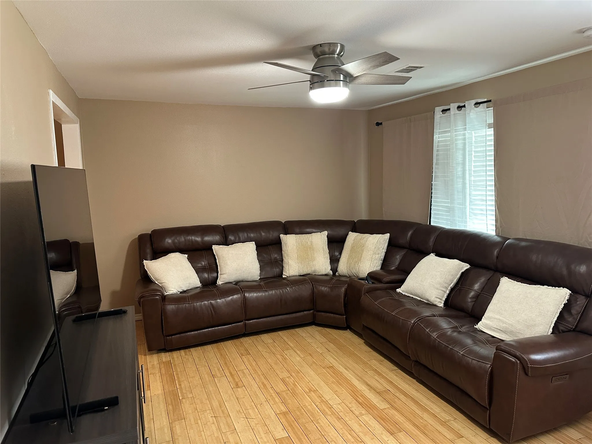 Single Family Residence For Sale in Grayson County , 104 W South Street, Whitesboro, Texas 76273, 3 Bedrooms, 1 Bathroom, 1 Garage spaces, 1,245 Sqft, built in 1955, Price $205,000, mls#20987874, Real Estate Agent in Whitesboro, Homes For Sale in Grayson county, Homes For Sale in Whitesboro, Realtor in Whitesboro Texas, Real Estate Brokerage Independent Realty Texas, Luminita Cordes Realtor