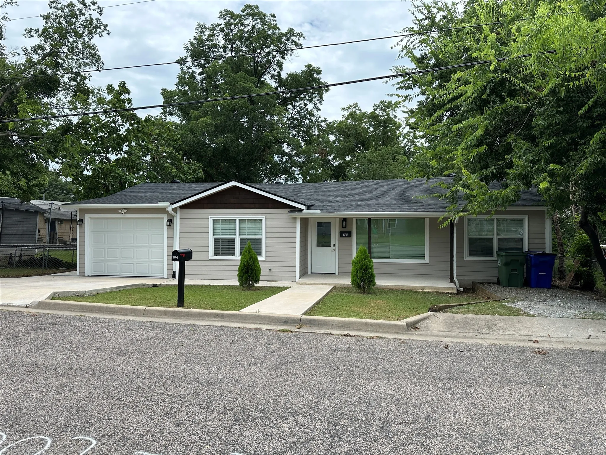 Single Family Residence For Sale in Grayson County , 104 W South Street, Whitesboro, Texas 76273, 3 Bedrooms, 1 Bathroom, 1 Garage spaces, 1,245 Sqft, built in 1955, Price $205,000, mls#20987874, Real Estate Agent in Whitesboro, Homes For Sale in Grayson county, Homes For Sale in Whitesboro, Realtor in Whitesboro Texas, Real Estate Brokerage Independent Realty Texas, Luminita Cordes Realtor