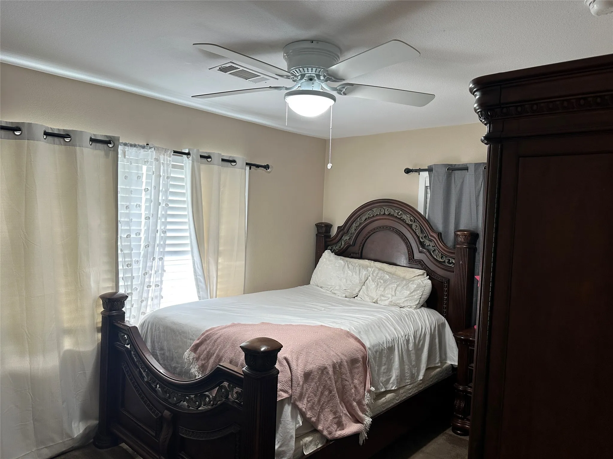 Single Family Residence For Sale in Grayson County , 104 W South Street, Whitesboro, Texas 76273, 3 Bedrooms, 1 Bathroom, 1 Garage spaces, 1,245 Sqft, built in 1955, Price $205,000, mls#20987874, Real Estate Agent in Whitesboro, Homes For Sale in Grayson county, Homes For Sale in Whitesboro, Realtor in Whitesboro Texas, Real Estate Brokerage Independent Realty Texas, Luminita Cordes Realtor
