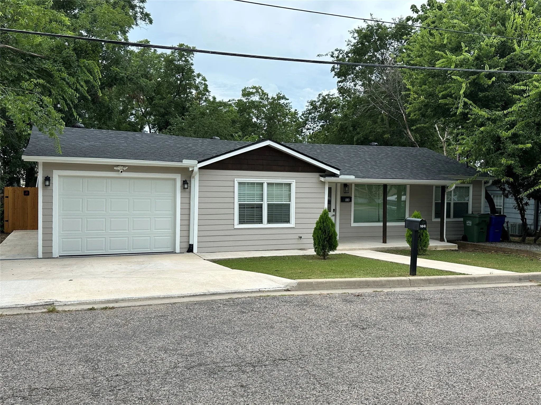 Single Family Residence For Sale in Grayson County , 104 W South Street, Whitesboro, Texas 76273, 3 Bedrooms, 1 Bathroom, 1 Garage spaces, 1,245 Sqft, built in 1955, Price $205,000, mls#20987874, Real Estate Agent in Whitesboro, Homes For Sale in Grayson county, Homes For Sale in Whitesboro, Realtor in Whitesboro Texas, Real Estate Brokerage Independent Realty Texas, Luminita Cordes Realtor