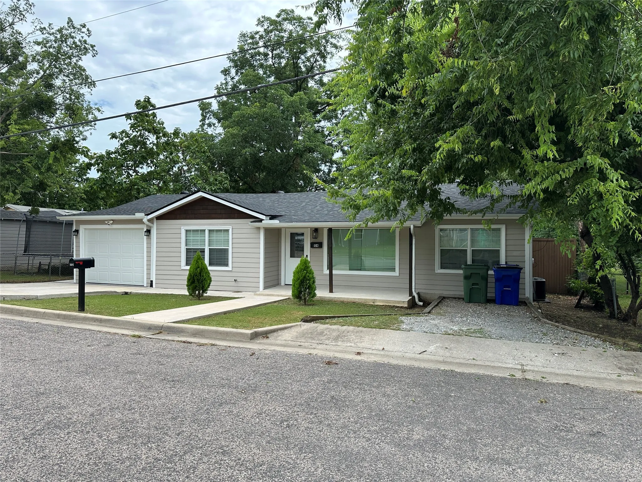 Single Family Residence For Sale in Grayson County , 104 W South Street, Whitesboro, Texas 76273, 3 Bedrooms, 1 Bathroom, 1 Garage spaces, 1,245 Sqft, built in 1955, Price $205,000, mls#20987874, Real Estate Agent in Whitesboro, Homes For Sale in Grayson county, Homes For Sale in Whitesboro, Realtor in Whitesboro Texas, Real Estate Brokerage Independent Realty Texas, Luminita Cordes Realtor