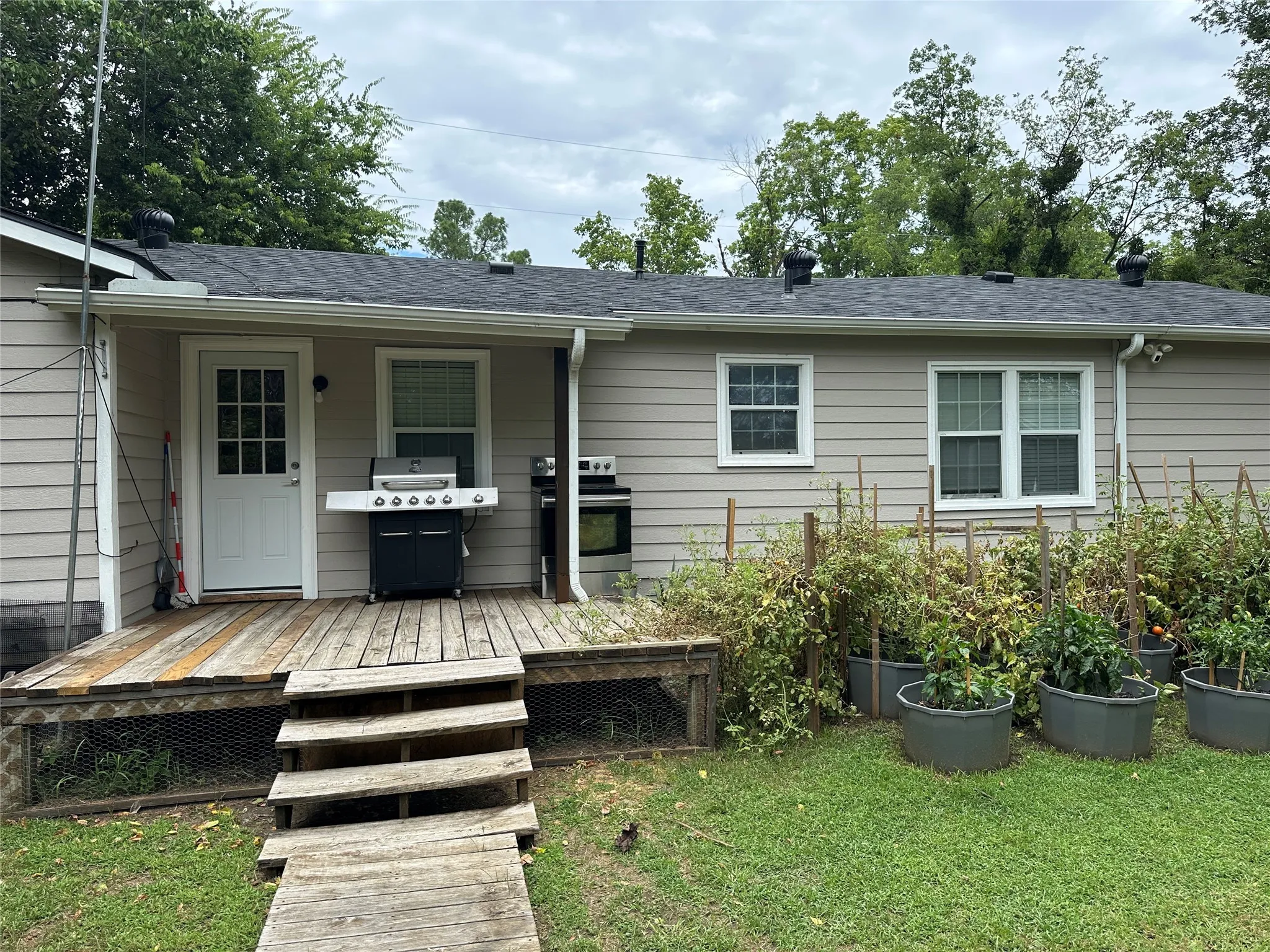 Single Family Residence For Sale in Grayson County , 104 W South Street, Whitesboro, Texas 76273, 3 Bedrooms, 1 Bathroom, 1 Garage spaces, 1,245 Sqft, built in 1955, Price $205,000, mls#20987874, Real Estate Agent in Whitesboro, Homes For Sale in Grayson county, Homes For Sale in Whitesboro, Realtor in Whitesboro Texas, Real Estate Brokerage Independent Realty Texas, Luminita Cordes Realtor