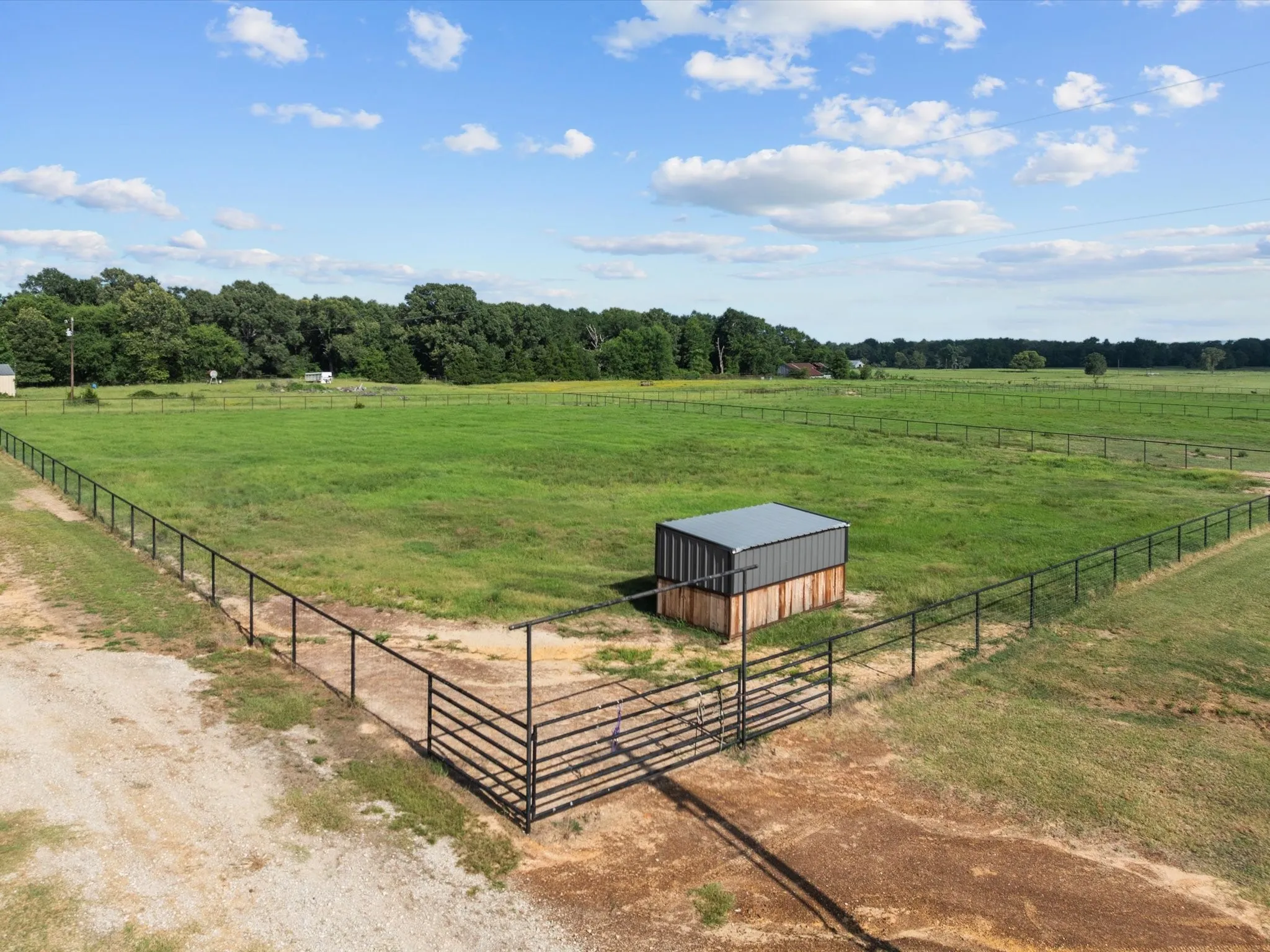 Single Family Residence For Sale in Smith County , 15152 County Road 426, Lindale, Texas 75771, 3 Bedrooms, 3 Bathrooms, Garage spaces, 2,304 Sqft, built in 2018, Preowned, Price $1,099,000, mls#20986744, Real Estate Agent in Lindale, Homes For Sale in Smith county, Homes For Sale in Lindale, Realtor in Lindale Texas, Real Estate Brokerage Independent Realty Texas, Luminita Cordes Realtor