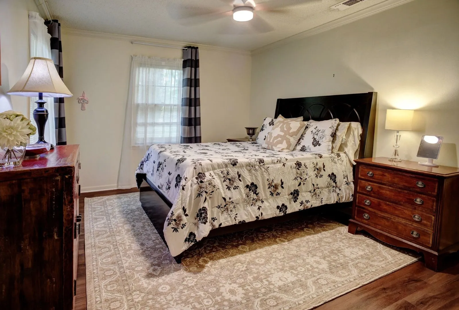 Single Family Residence For Sale in Travis County , 4703 Laguna Lane, Austin, Texas 78746, 3 Bedroom, 2 Bathroom, Garage spaces, 2,250 Sqft, built in 1970, mls#20988775, Real Estate Agent in Austin, Homes For Sale in Travis county, Homes For Sale in Austin, Realtor in Austin Texas, Real Estate Brokerage Independent Realty Texas, Luminita Cordes Realtor