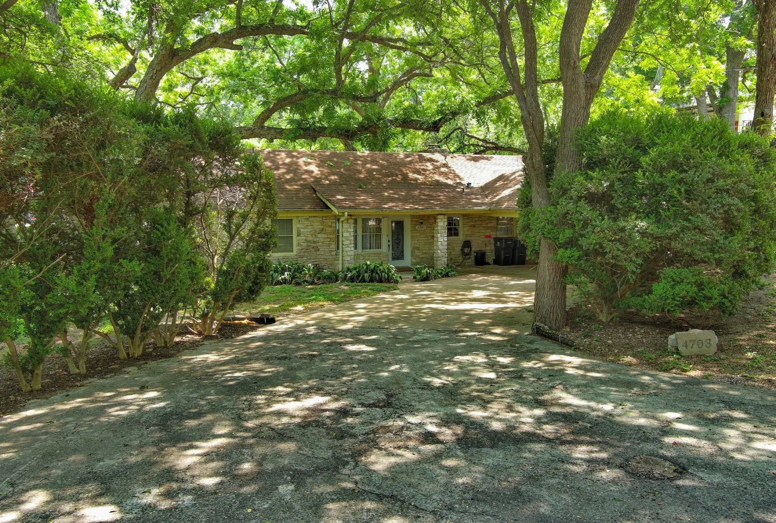 Single Family Residence For Sale in Travis County , 4703 Laguna Lane, Austin, Texas 78746, 3 Bedroom, 2 Bathroom, Garage spaces, 2,250 Sqft, built in 1970, mls#20988775, Real Estate Agent in Austin, Homes For Sale in Travis county, Homes For Sale in Austin, Realtor in Austin Texas, Real Estate Brokerage Independent Realty Texas, Luminita Cordes Realtor