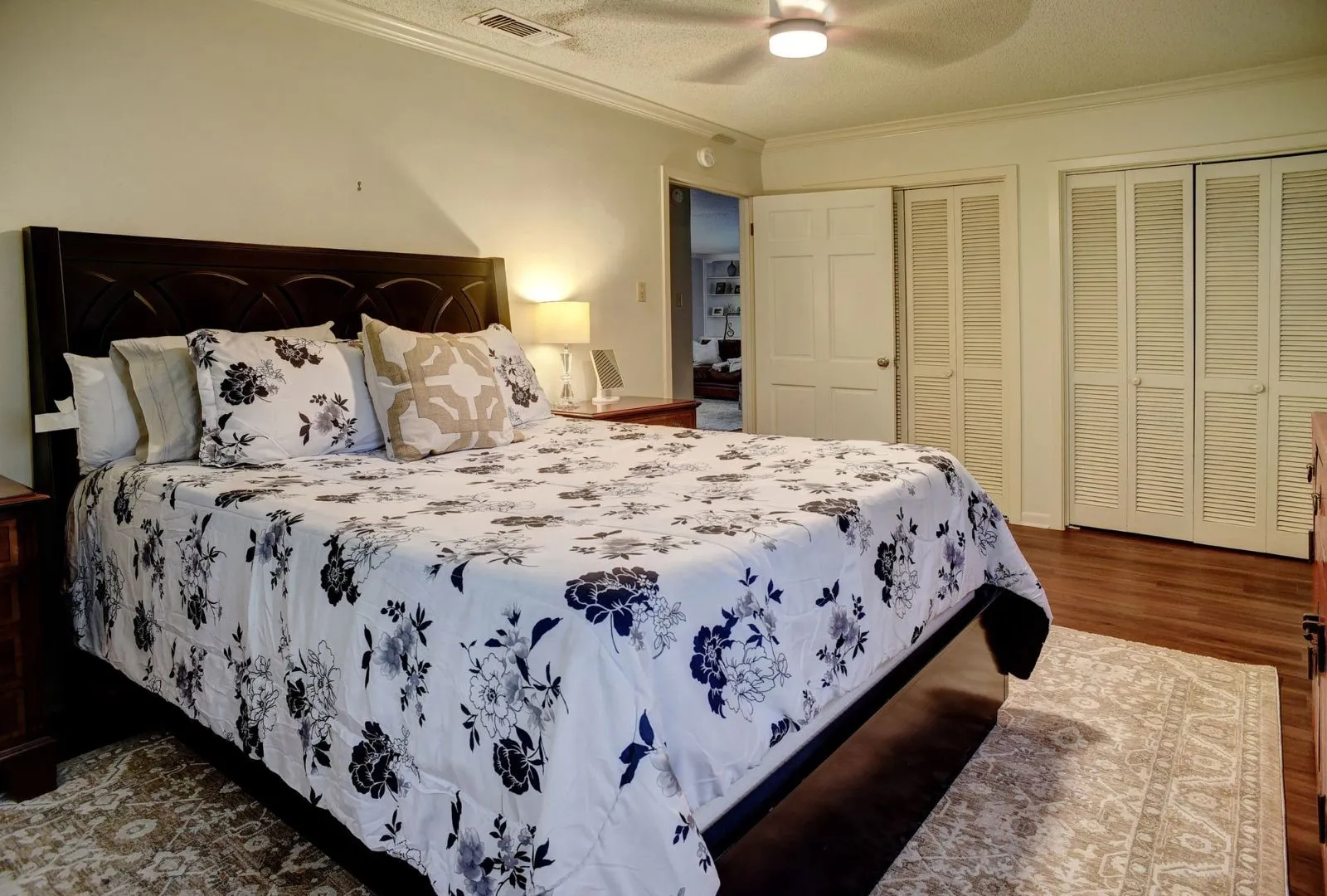 Single Family Residence For Sale in Travis County , 4703 Laguna Lane, Austin, Texas 78746, 3 Bedroom, 2 Bathroom, Garage spaces, 2,250 Sqft, built in 1970, mls#20988775, Real Estate Agent in Austin, Homes For Sale in Travis county, Homes For Sale in Austin, Realtor in Austin Texas, Real Estate Brokerage Independent Realty Texas, Luminita Cordes Realtor