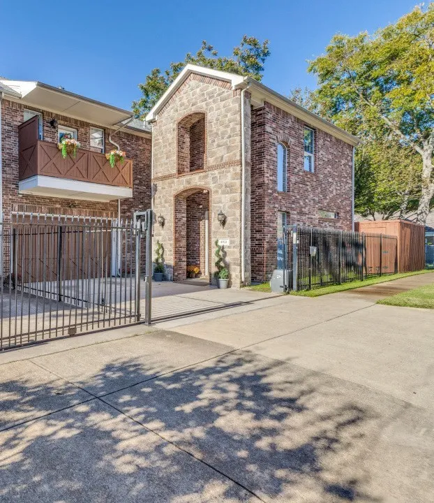 Single Family Residence For Sale in Dallas County , 4931 Homer Street, Dallas, Texas 75206, 4 Bedrooms, 3 Bathrooms, 2 Garage spaces, 2,626 Sqft, built in 2006, Price $799,000, mls#20989812, Real Estate Agent in Dallas, Homes For Sale in Dallas county, Homes For Sale in Dallas, Realtor in Dallas Texas, Real Estate Brokerage Independent Realty Texas, Luminita Cordes Realtor