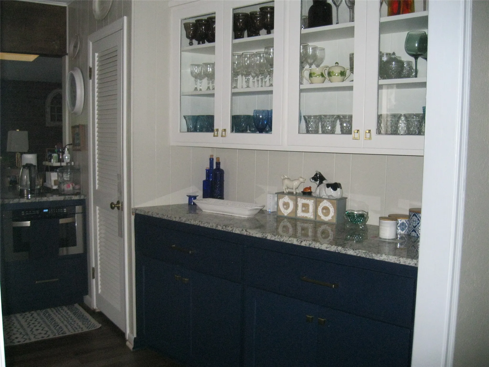 Bar with dark wood-style floors