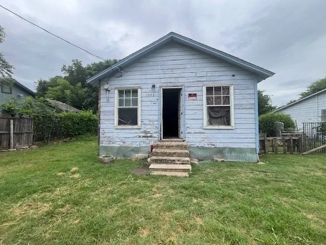 Single Family Residence For Sale in Dallas County , 3323 Bataan Street, Dallas, Texas 75212, 2 Bedroom, 1 Bathroom, Garage spaces, 640 Sqft, built in 1947, mls#20991147, Real Estate Agent in Dallas, Homes For Sale in Dallas county, Homes For Sale in Dallas, Realtor in Dallas Texas, Real Estate Brokerage Independent Realty Texas, Luminita Cordes Realtor