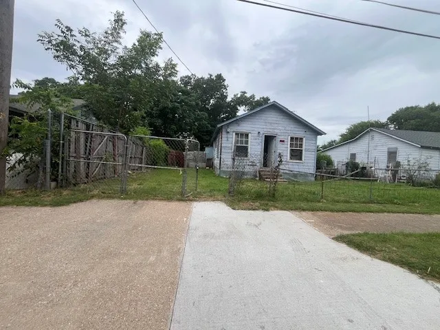 View of front facade featuring a gate and a fenced front yard