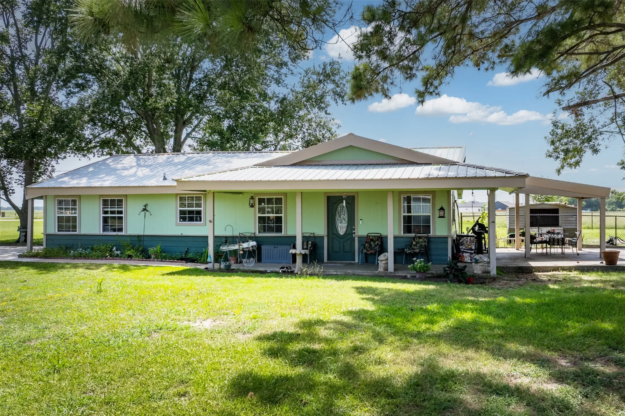 Single Family Residence For Sale in Henderson County , 113 LBJ Ranch Road, Trinidad, Texas 75163, 3 Bedrooms, 1 Bathroom, Garage spaces, 1,380 Sqft, built in 1965, Price $249,999, mls#20991700, Real Estate Agent in Trinidad, Homes For Sale in Henderson county, Homes For Sale in Trinidad, Realtor in Trinidad Texas, Real Estate Brokerage Independent Realty Texas, Luminita Cordes Realtor