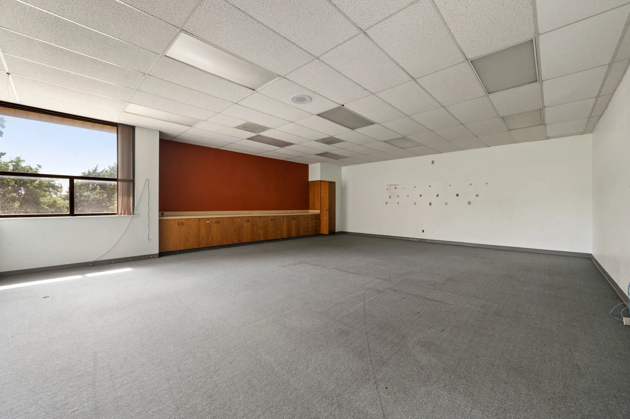 Empty room with a drop ceiling