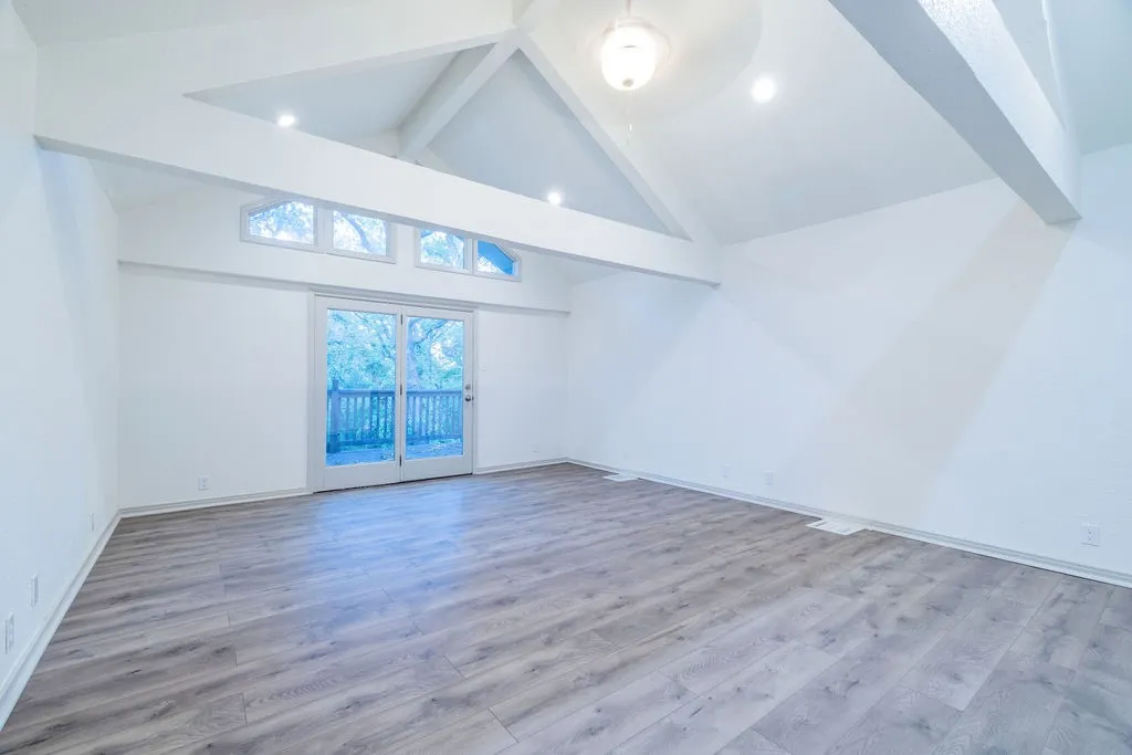 Single Family Residence For Sale in Grayson County , 598 Stagecoach Trail, Denison, Texas 75021, 3 Bedroom, 2 Bathroom, Garage spaces, 3,282 Sqft, built in 1981, Price $550,000, mls#20993308, Real Estate Agent in Denison, Homes For Sale in Grayson county, Homes For Sale in Denison, Realtor in Denison Texas, Real Estate Brokerage Independent Realty Texas, Luminita Cordes Realtor