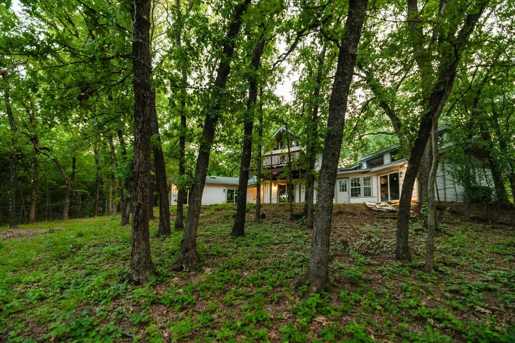 Single Family Residence For Sale in Grayson County , 598 Stagecoach Trail, Denison, Texas 75021, 3 Bedroom, 2 Bathroom, Garage spaces, 3,282 Sqft, built in 1981, Price $550,000, mls#20993308, Real Estate Agent in Denison, Homes For Sale in Grayson county, Homes For Sale in Denison, Realtor in Denison Texas, Real Estate Brokerage Independent Realty Texas, Luminita Cordes Realtor