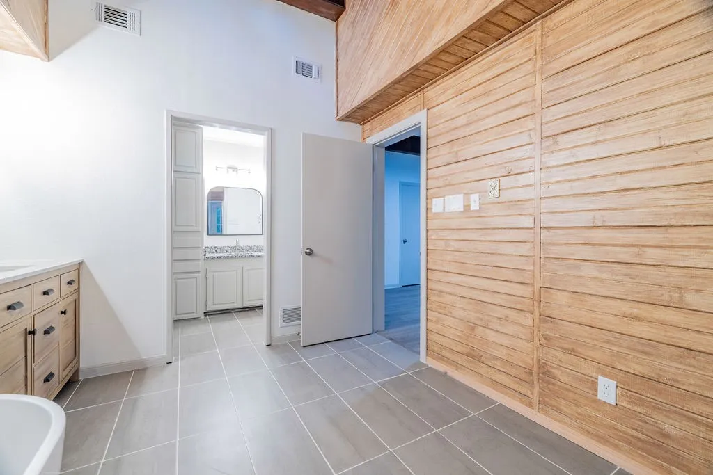 Single Family Residence For Sale in Grayson County , 598 Stagecoach Trail, Denison, Texas 75021, 3 Bedroom, 2 Bathroom, Garage spaces, 3,282 Sqft, built in 1981, Price $550,000, mls#20993308, Real Estate Agent in Denison, Homes For Sale in Grayson county, Homes For Sale in Denison, Realtor in Denison Texas, Real Estate Brokerage Independent Realty Texas, Luminita Cordes Realtor