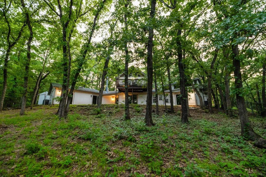 Single Family Residence For Sale in Grayson County , 598 Stagecoach Trail, Denison, Texas 75021, 3 Bedroom, 2 Bathroom, Garage spaces, 3,282 Sqft, built in 1981, Price $550,000, mls#20993308, Real Estate Agent in Denison, Homes For Sale in Grayson county, Homes For Sale in Denison, Realtor in Denison Texas, Real Estate Brokerage Independent Realty Texas, Luminita Cordes Realtor