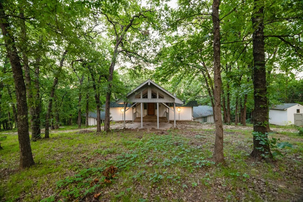 Single Family Residence For Sale in Grayson County , 598 Stagecoach Trail, Denison, Texas 75021, 3 Bedroom, 2 Bathroom, Garage spaces, 3,282 Sqft, built in 1981, Price $550,000, mls#20993308, Real Estate Agent in Denison, Homes For Sale in Grayson county, Homes For Sale in Denison, Realtor in Denison Texas, Real Estate Brokerage Independent Realty Texas, Luminita Cordes Realtor