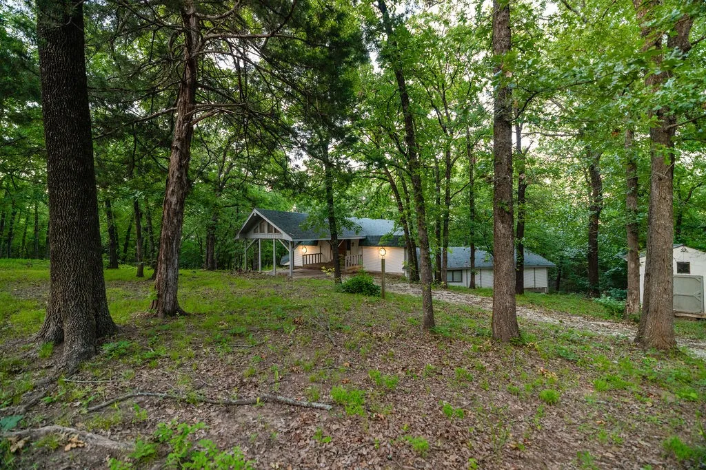 Single Family Residence For Sale in Grayson County , 598 Stagecoach Trail, Denison, Texas 75021, 3 Bedroom, 2 Bathroom, Garage spaces, 3,282 Sqft, built in 1981, Price $550,000, mls#20993308, Real Estate Agent in Denison, Homes For Sale in Grayson county, Homes For Sale in Denison, Realtor in Denison Texas, Real Estate Brokerage Independent Realty Texas, Luminita Cordes Realtor