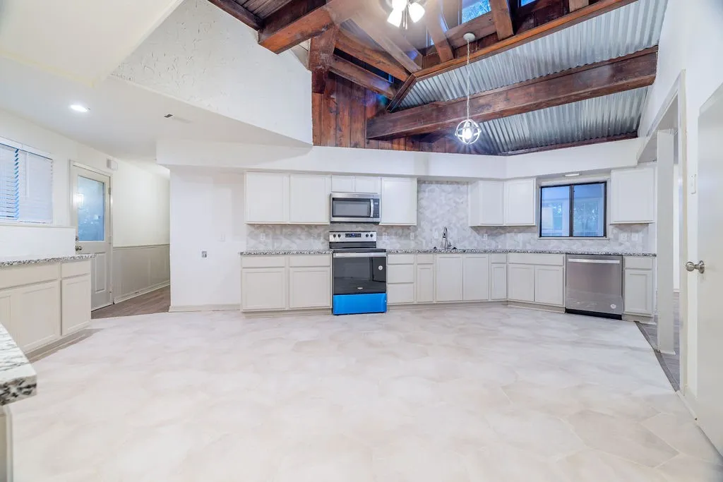 Single Family Residence For Sale in Grayson County , 598 Stagecoach Trail, Denison, Texas 75021, 3 Bedroom, 2 Bathroom, Garage spaces, 3,282 Sqft, built in 1981, Price $550,000, mls#20993308, Real Estate Agent in Denison, Homes For Sale in Grayson county, Homes For Sale in Denison, Realtor in Denison Texas, Real Estate Brokerage Independent Realty Texas, Luminita Cordes Realtor