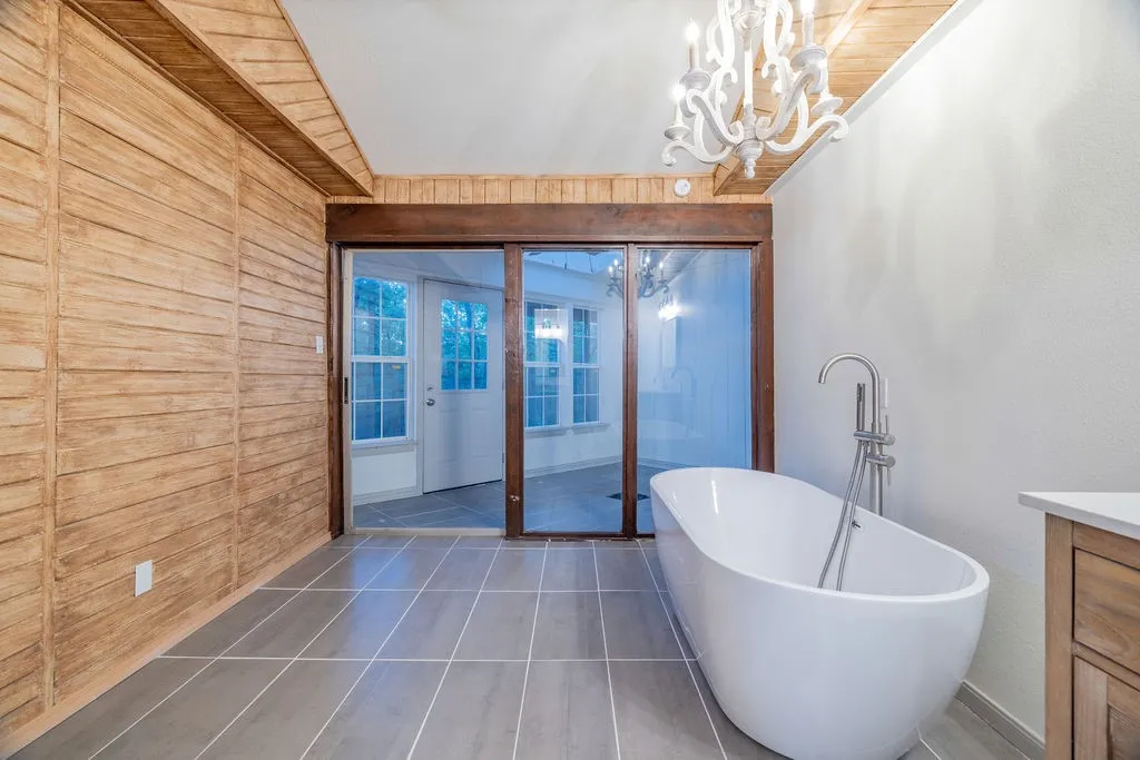 Single Family Residence For Sale in Grayson County , 598 Stagecoach Trail, Denison, Texas 75021, 3 Bedroom, 2 Bathroom, Garage spaces, 3,282 Sqft, built in 1981, Price $550,000, mls#20993308, Real Estate Agent in Denison, Homes For Sale in Grayson county, Homes For Sale in Denison, Realtor in Denison Texas, Real Estate Brokerage Independent Realty Texas, Luminita Cordes Realtor