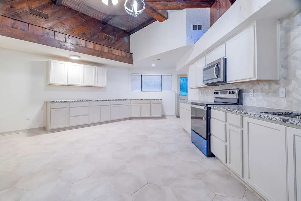 Single Family Residence For Sale in Grayson County , 598 Stagecoach Trail, Denison, Texas 75021, 3 Bedroom, 2 Bathroom, Garage spaces, 3,282 Sqft, built in 1981, Price $550,000, mls#20993308, Real Estate Agent in Denison, Homes For Sale in Grayson county, Homes For Sale in Denison, Realtor in Denison Texas, Real Estate Brokerage Independent Realty Texas, Luminita Cordes Realtor