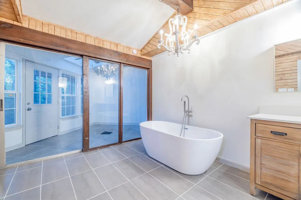 Single Family Residence For Sale in Grayson County , 598 Stagecoach Trail, Denison, Texas 75021, 3 Bedroom, 2 Bathroom, Garage spaces, 3,282 Sqft, built in 1981, Price $550,000, mls#20993308, Real Estate Agent in Denison, Homes For Sale in Grayson county, Homes For Sale in Denison, Realtor in Denison Texas, Real Estate Brokerage Independent Realty Texas, Luminita Cordes Realtor